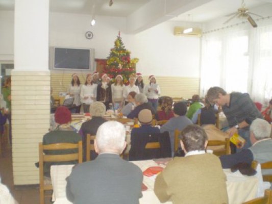 Bătrânii de la azil au primit daruri de la Socum Trans